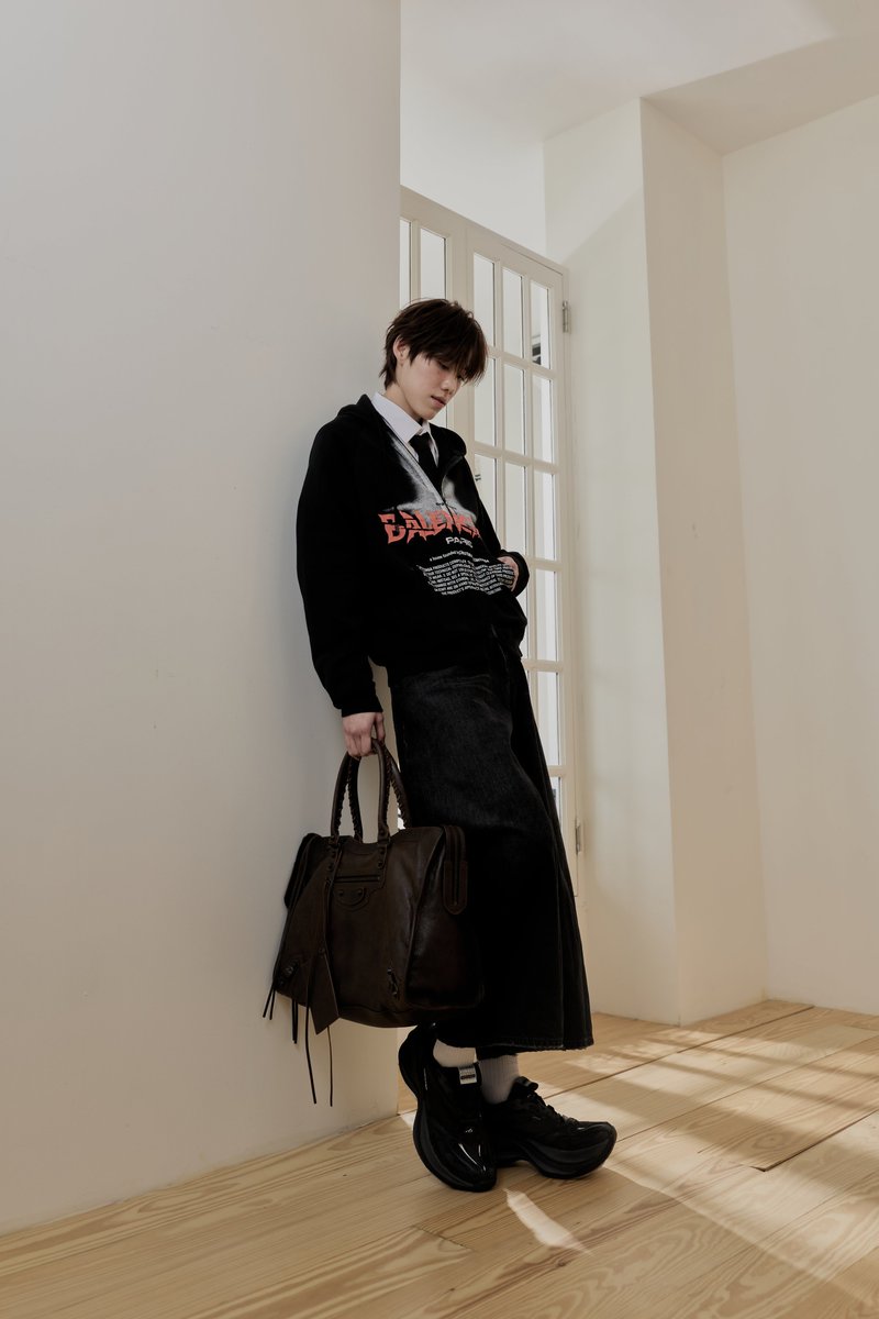 Hello_asian's tweet photo. PP KRIT AMNUAYDECHKORN IN BALENCIAGA - 55TH COUTURE COLLECTION - FALL 26 LOOK 11
 
PP KRIT BALENCIAGA GBA 
#PPKRITEnRouteParis
#PPKritt 

พีพี กฤษฏ์ อำนวยเดชกร (@pp.kritt) แบรนด์แอมบาสเดอร์คนสำคัญของ Balenciaga ในลุคจาก Balenciaga คอลเล็กชั่น Fall 2026 เตรียมบินลัดฟ้าสู่กรุงปารีสเพื่อเข้าร่วมแฟชั่นโชว์คอลเล็กชั่นกูตูร์ครั้งที่ 55 ของ Balenciaga