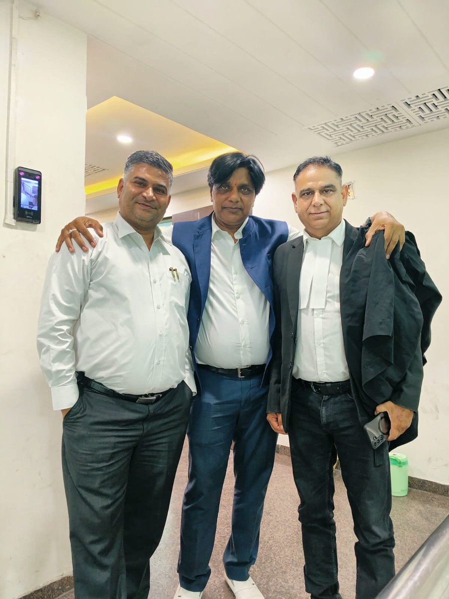 SanwarOla's tweet photo. आज मेरे जन्मदिन के अवसर पर। जयपुर हाईकोर्ट बार के अध्यक्ष, राजीव जी  सौगरवाल , एवं महासचिव ,दीपेश शर्मा जी, बार उपाध्यक्ष सुनील जी,  उपाध्यक्ष सौरभ तिवारी जी, पदाधिकारी श्रीमती प्रज्ञा जी, बॉबी दत्ता जी ,आदि ने मेरा जन्मदिन राजस्थान हाईकोर्ट बार परिसर में बड़ी धूमधाम से मनाया। https://t.co/bl2QD1Qm7R