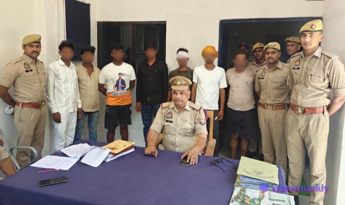 Etahpolice's tweet photo. एटा - थाना राजा का रामपुर पुलिस को मिली सफलता, थाना राजा का रामपुर पुलिस द्वारा ग्राम नगला बनी में दो पक्षों द्वारा एक दूसरे के ऊपर जान से मारने की नीयत से फायरिंग एवं मारपीट कर लोक शांति भंग करने के मामले से संबंधित 07 अभियुक्त एवं 02 अभियुक्ता सहित कुल 09 लोगों को किया गया गिरफ्तार।
#UPPolice