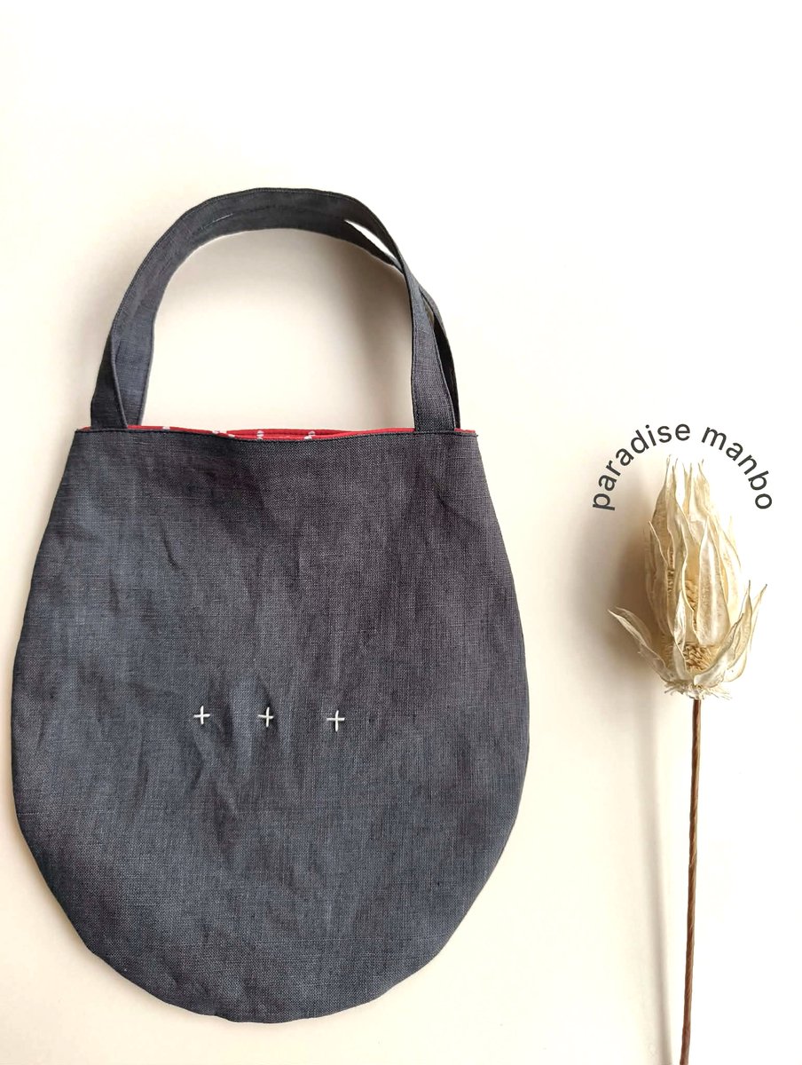 p_manbo's tweet photo. 新作『あると便利なミニバッグ＊ダークグレーリネンのちょっとそこまでバッグ』Creema、minneにて販売開始しました♪
風合い豊かなリネン素材。ランダムに散らばった小さなドットたちが愛らしい内布もポイントです♪
▽Creema
https://t.co/TazoHXl9M3
▽minne
https://t.co/SomQ1IWPGU
#paradisemanbo https://t.co/zIngq0ijPF