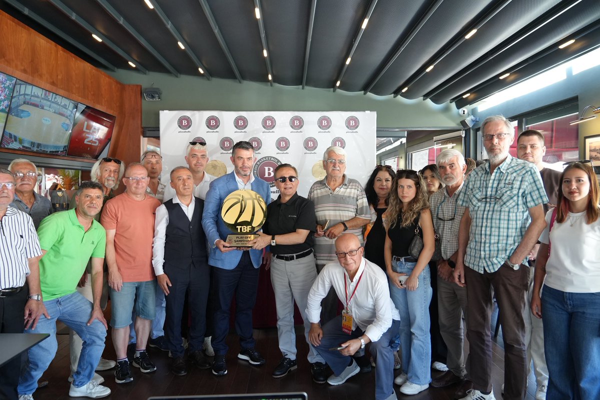 BordoBK's tweet photo. 2026-2027 Türkiye Basketbol Süper Ligi sezonu öncesinde, Pizza Bulls Bordo Bandırma Basketbol Takımımızın sağlık sponsorluğu için Royal Hastanesi ile anlaşma sağlanmıştır.

Toplantının ardından basın mensuplarıyla birlikte şampiyonluk kupası eşliğinde hatıra fotoğrafı çekildi. https://t.co/yBAZkBax5f