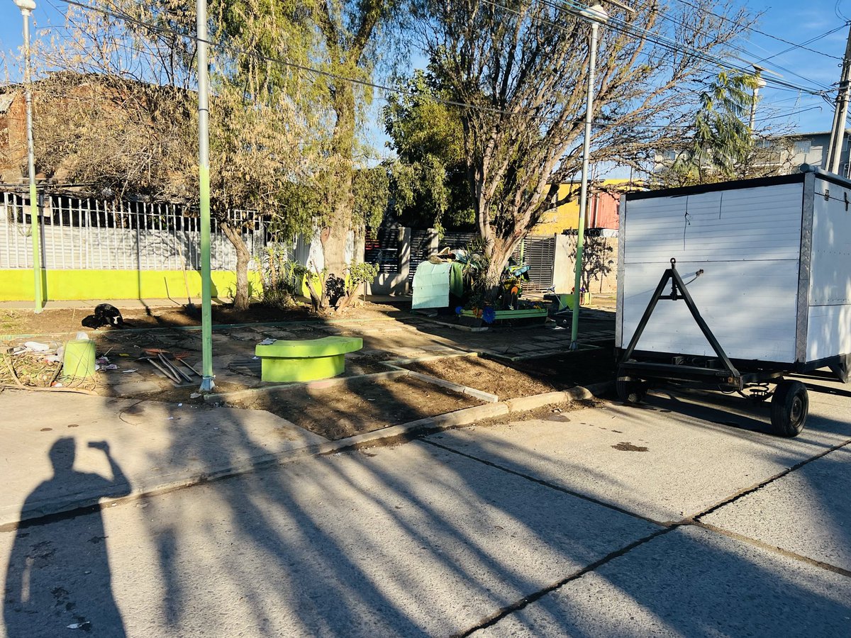 Felipe_1986_'s tweet photo. Sr. Alcalde @ItaloBravoL @impudahuel se agradece su gestión para poner nuevamente pasto en nuestra plaza de diagonal las barrancas entre villarica y san juan valdés, Pero si no sacan el ruco el cual es el problema que se haya deteriorado la plaza por residuos humanos, basura etc https://t.co/UwaiVpd3iQ