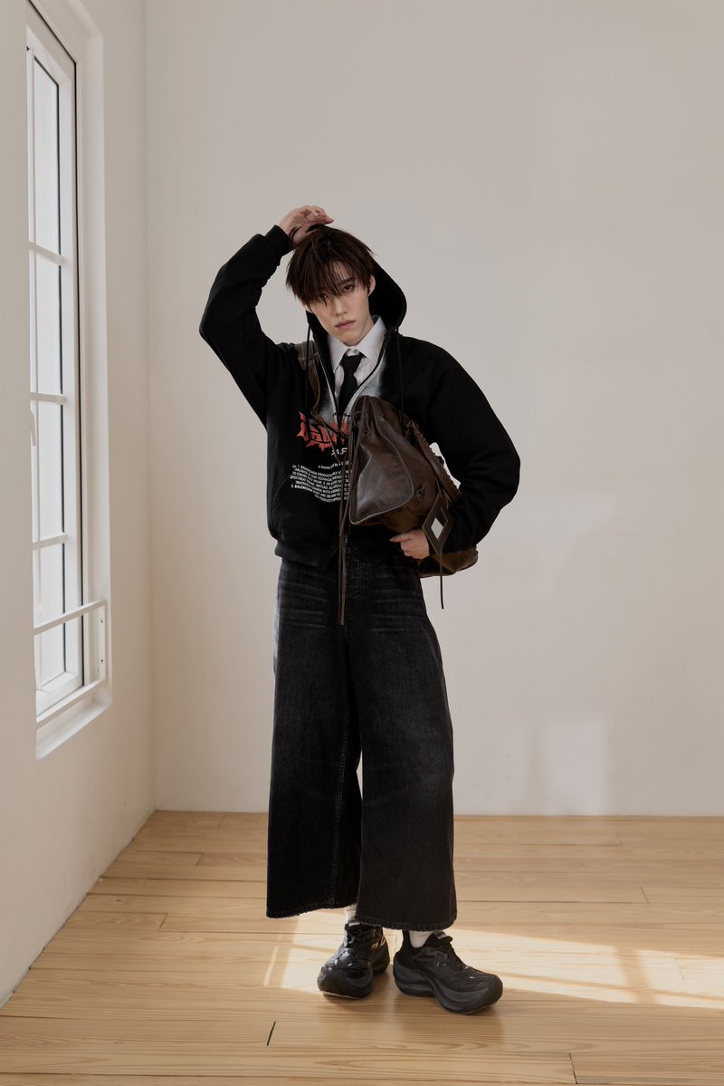 ELLEThailand's tweet photo. เปิดภาพของ​พีพี กฤษฏ์ @PPKrit_Ent แบรนด์แอมบาสซาเดอร์คนสำคัญของ Balenciaga ก่อนบินลัดฟ้าสู่กรุงปารีสเพื่อเข้าร่วมแฟชั่นโชว์คอลเล็กชั่นกูตูร์ครั้งที่ 55 ของ Balenciaga ในวันที่ 8 ก.ค เวลา 16.00 น. เวลาประเทศไทย

#ELLEThailand
#PPKRITEnRouteParis
#Balenciaga #PFW
#PPKritt https://t.co/ISrkzNNkKn