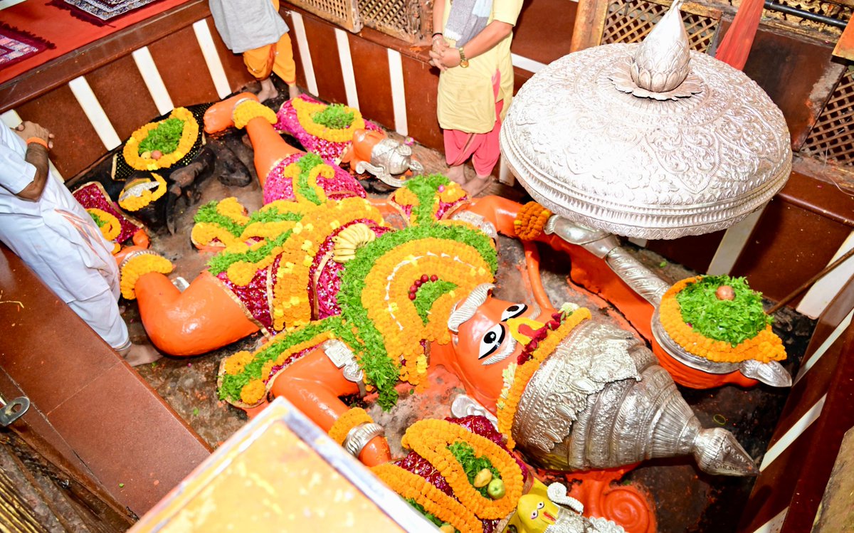 kpmaurya1's tweet photo. नमो हनुमते तुभ्यं नमो मारुतसूनवे
नमः श्रीराम भक्ताय शयामास्याय च ते नमः॥

प्रयागराज संगम तट पर स्थित लेटे हुए श्री हनुमान जी के दर्शन एवं पूजन का परम सौभाग्य प्राप्त हुआ।

संकटमोचन प्रभु श्री हनुमान जी के श्रीचरणों में प्रदेशवासियों के सर्वकल्याण की प्रार्थना करता हूं।

जय बजरंगबली!