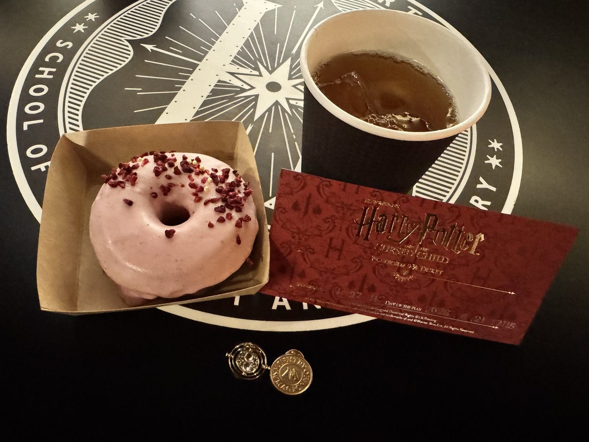 K___Gryffindor's tweet photo. 泣いた、泣いたよー何度見ても魔法だ
そして糖分補給しちゃったよーー
だって終演後にシアターベース開いてるのに遭遇したんだもん

...🍩❤️🦁 https://t.co/wpzDgodf31