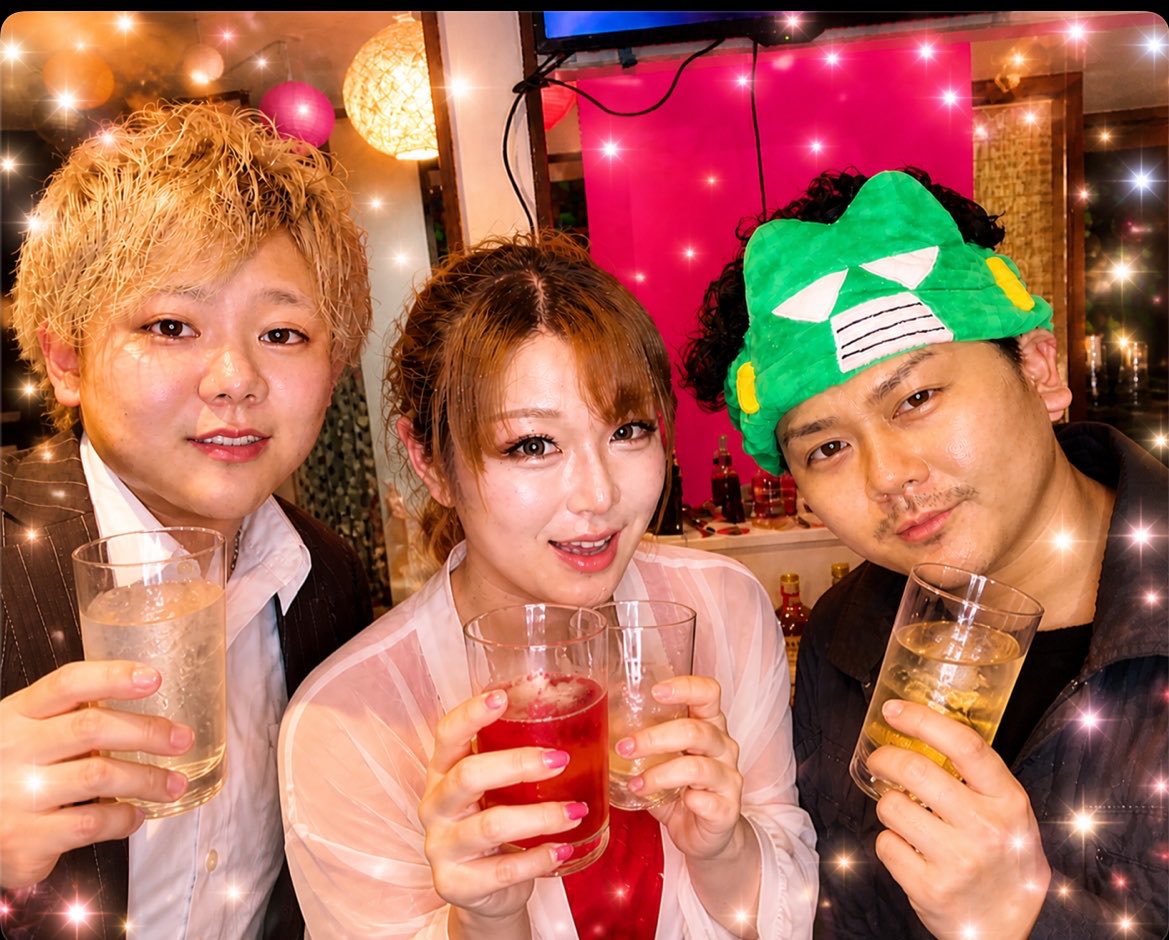 TakumiBar_tora's tweet photo. 月曜って、なんとなく憂鬱?
だったら今日は、その気分ごと置いて帰って🍸✨
笑って、飲んで、
「明日も頑張ろうかな」って思える夜にしよ。
今夜は…
🐶 わさお
👑 まい
🐯 たいが
3人でお待ちしてます🥂❤️🔥
月曜から楽しんだ人が勝ち。
その一杯、うちで始めませんか?😏✨
#MiXbar #匠BARtora #都賀 #BAR #ニューハーフ #おナベ #オカマ #都賀 #都賀駅 #西口 #千葉 #飲み屋 #飲み放題 #カラオケ #月曜日 #週初め #夜遊び #乾杯 #癒し時間 #呑み処 #駅近 #楽しい夜