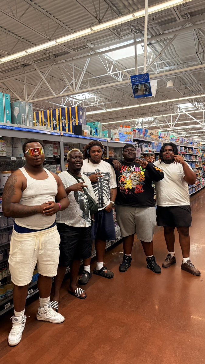 sdkdele's tweet photo. My long lost brothers…I thought I was big  😂🇺🇸 https://t.co/C0iFEHcAGG