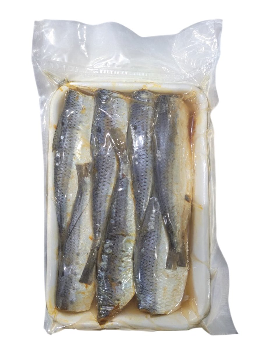 DaAcervo's tweet photo. Sardinha

A sardinha é um dos super alimentos mais poderosos para quem está em tratamento oncológico ou quer blindar o organismo contra o câncer.

E aqui está o que poucos sabem:

🧠 DHA (Ômega-3):
O cérebro consome DHA para manter a integridade neuronal. 
Pacientes em quimioterapia frequentemente relatam névoa mental.
O DHA ajuda a proteger contra esse dano cognitivo.

Cálcio biodisponível:
Como você come a sardinha com os ossos macios, ela entrega cálcio altamente absorvível. 
Essencial para pacientes com risco de metástase óssea ou em uso de corticoides.

❤️ Coenzima Q10:
A mitocôndria (usina de energia das células) precisa de CoQ10 para funcionar. 
Muitos quimioterápicos são cardiotoxicos. O CoQ10 protege o coração durante o tratamento.

⚡ B12 + Selênio:
Combate a fadiga oncológica e fortalece a defesa antioxidante.

Mas tem um detalhe crucial:

Sardinha é um peixe pequeno, no início da cadeia alimentar. Isso significa:

✅ Baixíssimo mercúrio (diferente de atum e salmão) 
✅ Alta densidade nutricional 
✅ Preço acessível

Enquanto você paga fortunas em suplementos, a sardinha entrega nutrição real, biodisponível e sem toxinas (ou quase).
