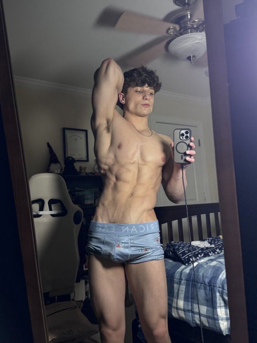 verbeckof's tweet photo. I always like to take pictures in front of the mirror when I get home from training, it’s my moment where I feel bigger and I don’t just talk about the physique 😈🤍 https://t.co/RNNQPFp7AF