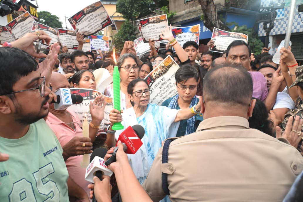 AITCofficial's tweet photo. Today, our Hon’ble Chairperson, @MamataOfficial, took to the streets demanding justice for the brutal rape and murder in #Baruipur.

It is deeply unfortunate and strongly condemnable that the @BJP4Bengal government’s police attempted to obstruct a peaceful march. This is a BLATANT STRANGULATION OF DEMOCRATIC RIGHTS.

Such repressive conduct only exposes @SuvenduWB’s insecurities.

No authoritarian crackdown can extinguish this movement. Under Didi’s leadership, our fight to uphold the dignity, safety, and rights of Bengal’s women will continue undeterred.