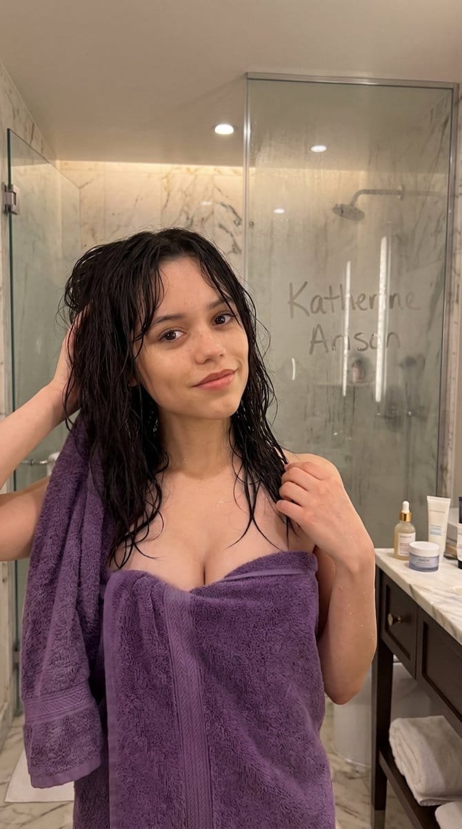 diya0481's tweet photo. Jenna Ortega post-shower glow never misses. 🚿💦 https://t.co/UwZrWs4vx1