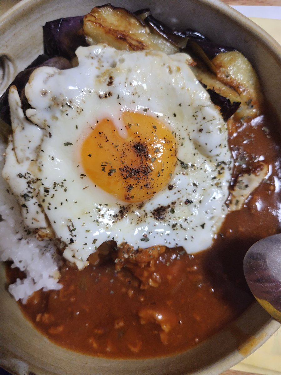 hir0217's tweet photo. 今日の晩御飯は
茄子カレー目玉焼き乗せ🍆🍛🧑‍🍳
うましっ👍 https://t.co/9zCyV66UIv