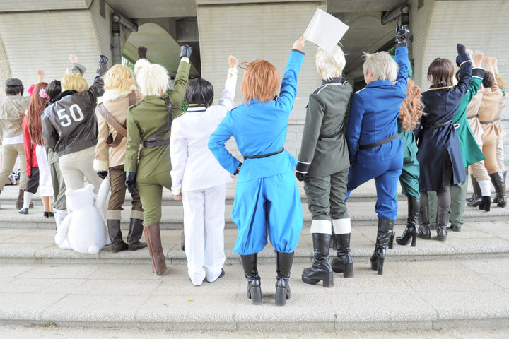 kaninaice's tweet photo. APH20周年ということで舞浜仮装民の大型合わせに入れてもらったのいつだろって遡ったら、2011年5/11でした！17人！
後ろ姿ならあげてもいいかな。楽しかったな〜 https://t.co/5I7y6qaiQ7