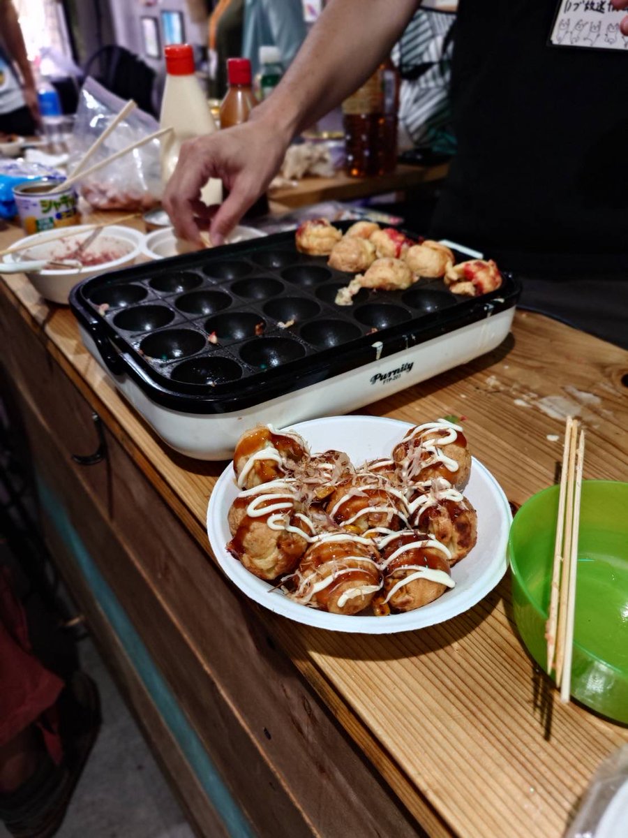 nbkogw's tweet photo. 昨日はDJを呼んでたこパでぶち上がってました！！
私はレコードは回せないので、たこ焼きを回してまひた🤣 https://t.co/pLBxOqdRCc