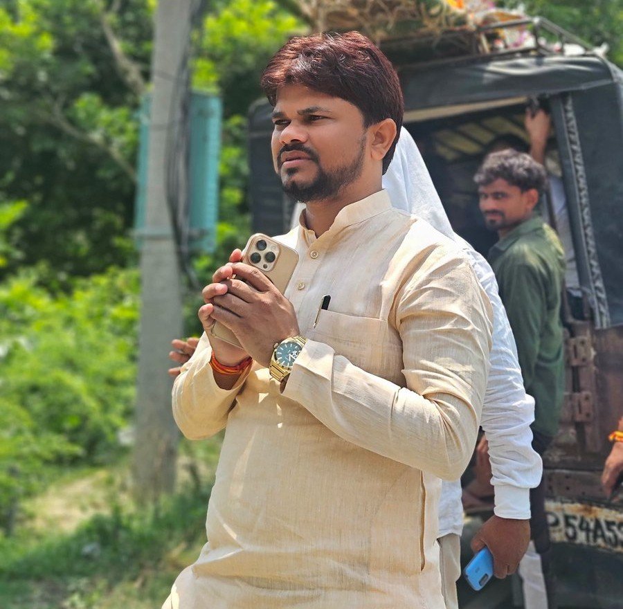 SurajKrBauddh's tweet photo. सपाइयों की गोबर मानसिकता। 😡🤡            

​एक दलित अगर अच्छा कपड़ा पहने, ब्रांडेड फोन चलाए
और अच्छी लाइफस्टाइल जिए, तो जातिवादियों के "कान" में चनूने काटने लगते हैं। सपाई इसमें सबसे आगे हैं।

ऐसा कहाँ लिखा गया है कि दलित हमेशा बदहाली में ही जिएगा? हम तो धर्मग्रंथों के जातिवादी श्लोकों को रोजाना अपने पैरों तले रौंदकर आगे बढ़ रहे हैं। फिर तुम्हारी इस दो कौड़ी की जातिवादी और सामंती मानसिकता को क्या ख़ाक भाव देंगे? जे.के. आजाद से लड़ना है तो वैचारिक तौर पर लड़ो, उनकी महँगी घड़ी, iPhone और महंगे कपड़े देखकर तुम्हारे "अंग-विशेष" में आग क्यों लग रही है? और अगर आग लग भी रही है, तो कोने में जाकर बुझाओ न; अपनी बैलबुद्धि की सोशल मीडिया पर प्रदर्शनी क्यों लगा रहे हो?

​पिछले साल चिराग पासवान ने ब्रांडेड जैकेट पहना था, तो तमाम यादव सार्वजनिक तौर पर जल-भूनकर अपनी कुंठा दिखा रहे थे। ऐसे ही समाजवाद लाइएगा क्या बाबू? जब अखिलेश यादव अथवा कोई अन्य तुम्हारा सजातीय नेता ब्रांडेड लाइफ जीता है, तो तुम्हें बड़ा मजा आता है; तुम उनके जूते और सूट की क़ीमत तो नहीं निहारते हो, फिर दलितों की लाइफस्टाइल देखकर इतनी कुंठा क्यों?

​संविधान बचाने के नाम पर 2024 के चुनाव में समाजवादी पार्टी ने दलितों को जो ठगा था, अब उसकी पुनरावृत्ति नहीं होने वाली है। इस भ्रम में हरगिज मत रहो। बिहार में राजद के यादव समर्थक यही गुंडई कर रहे थे, तो दलित एवं अति पिछड़ा समाज ने उन्हें नकार दिया। आज सत्ता और आवास के भी लाले पड़े हुए हैं; भाई-भाई, भाई-लुगाई और भाई-बहन में सिर-फुटौव्वल हो रहा है।

​इसलिए समाजवादी पार्टी के समर्थकों को मेरा सुझाव है कि जितनी जल्दी हो सके अपनी इस जातिवादी सोच को बदल दो। नहीं बदलोगे, तो समाज तुम्हें बदल देगा; क्योंकि दलित समाज तरक्की की राह पर चल चुका है और वह अब नहीं रुकने वाला है। तुम लोग हम दलितों से जितनी नफ़रत करोगे, हम उतने ही प्रेरित होंगे और बाबासाहेब से प्रेरणा लेकर तुम्हारी इस तुच्छ मानसिकता को रौंदते हुए आगे बढ़ते रहेंगे। तुम अपनी जलन बरकरार रखो, दलित समाज अपना जलवा बरकरार रखेगा।