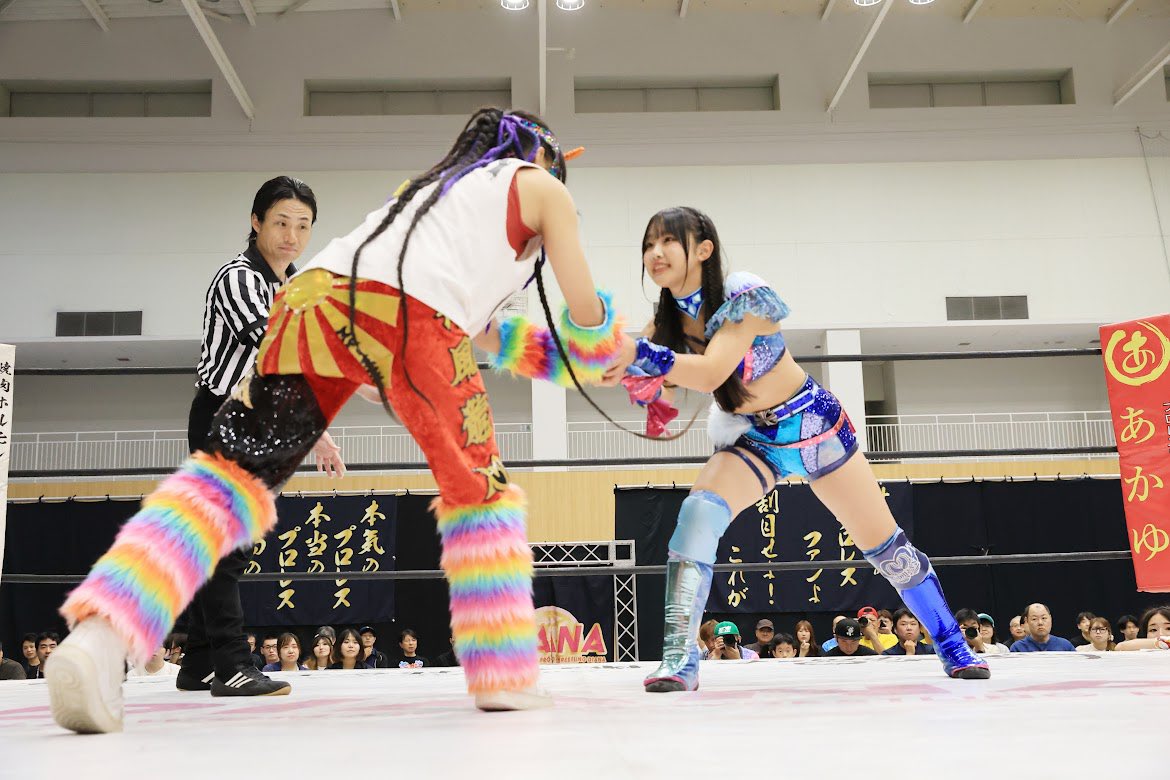 W_W_W_D's tweet photo. 美蘭です！

昨日は #ディアナ カルッツ川崎大会、ありがとうございました！
クリスタル、無事に最後まで守り抜くことができました！
CoCo選手、ずっと対戦したいと思っていてディアナのリングで対戦を叶えることができて本当に嬉しかったです。最後の防衛戦がCoCo選手で本当によかったと心から思ってます！CoCo選手のようなルチャを使いこなす選手を目標に🔥
次はタッグ組みたい🩷

そしてクリスタルは3度しか防衛できないからこそ、その期間でどれだけクリスタルの価値を上げていけるかを常に大事にして私はずっとティアラを大切に被り続けてきました。私がディアナの未来を先陣切って引っ張っていくと覚悟を持てたのはクリスタル戴冠が本当に大きかった。
この先、クリスタルの存在も他のタイトルに負けないくらい輝いていくと思います。
次のクリスタル戦も必ず盛り上がる！！
ありがとうクリスタル🩵

#美蘭