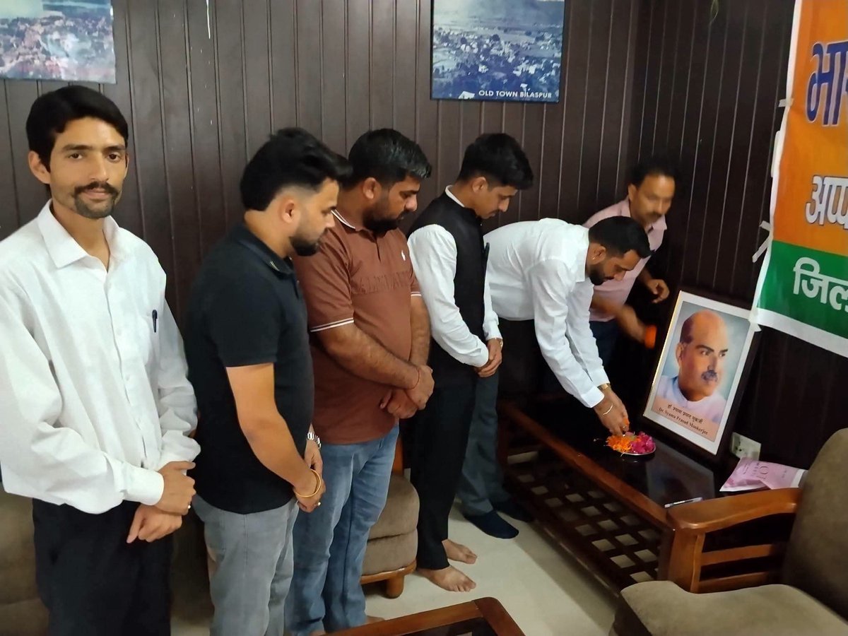 BJYMinHP's tweet photo. 📍नैनादेवी जी

प्रदेशाध्यक्ष @iSunnyShukla जी आज नैनादेवी जी विधानसभा के अप्पर मंडल में युवा मोर्चा कार्यकर्ताओं के साथ बैठक में उपस्थित रहे।

डॉ. श्यामा प्रसाद मुखर्जी जी की जयंती पर उन्हें श्रद्धासुमन अर्पित कर उनके विचारों को बूथ स्तर तक सशक्त बनाने का संकल्प लिया। https://t.co/asxxxek59x