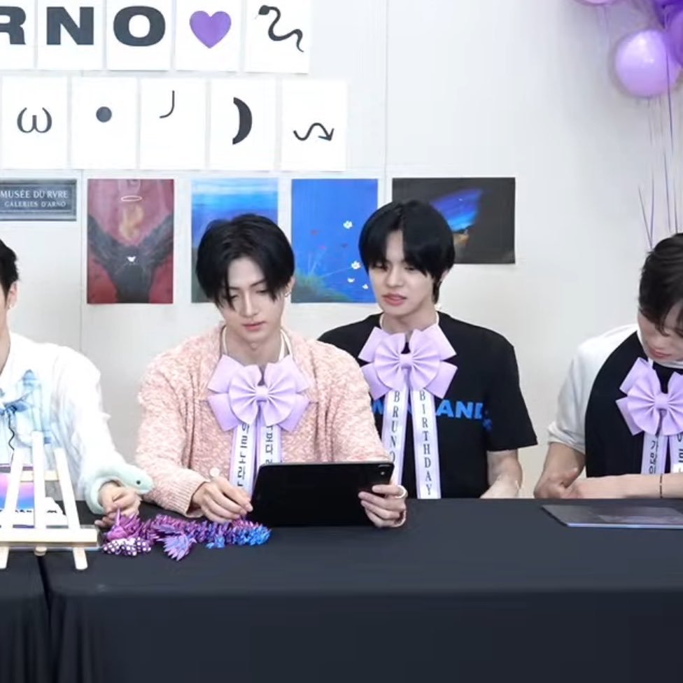 tenderleeleo's tweet photo. Leowon doesn't know what personal space is https://t.co/VgYJh1Bpt6