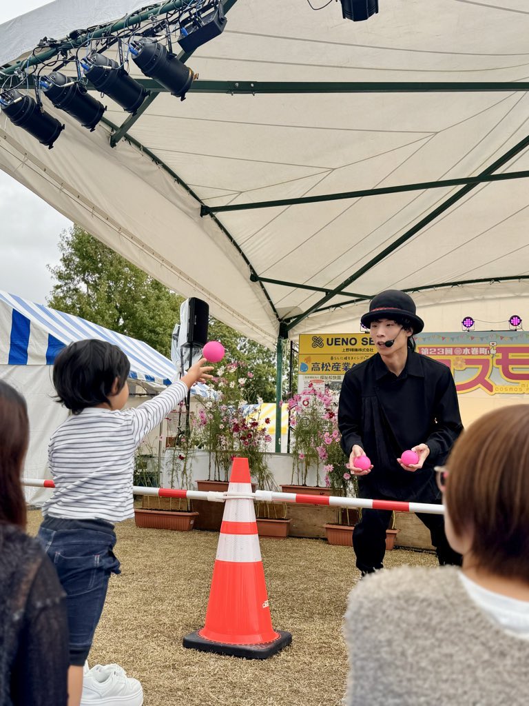 yayaspectacle's tweet photo. ステージ広くて思いっきり動けたし、お客さんの反応もすごく良かった！

ただひとつ、「ハリーポッター」という客席からの声に「ハリーポッターです」という下手な返ししかできなかったので、大爆笑取れるまでタイムループさせてほしい🕰️ https://t.co/X9FlMM51fc
