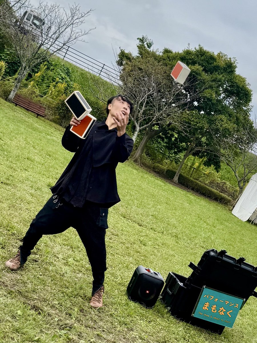 yayaspectacle's tweet photo. ステージ広くて思いっきり動けたし、お客さんの反応もすごく良かった！

ただひとつ、「ハリーポッター」という客席からの声に「ハリーポッターです」という下手な返ししかできなかったので、大爆笑取れるまでタイムループさせてほしい🕰️ https://t.co/X9FlMM51fc