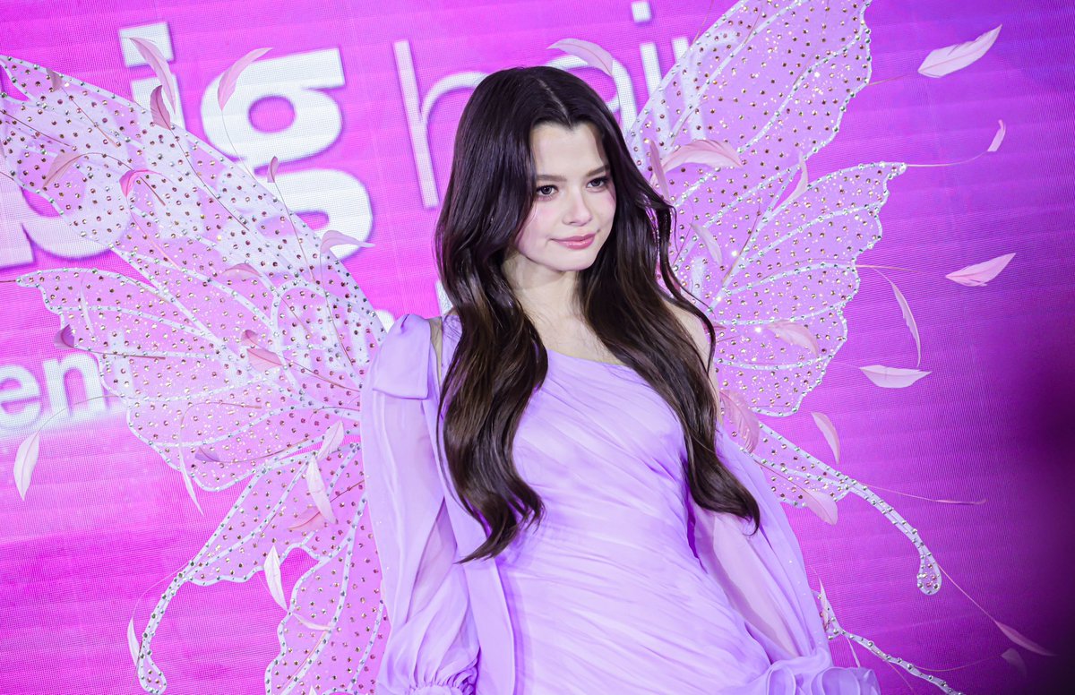 centralwOrld's tweet photo. Our angel 🪽✨🩷

 REBECCA X SUNSILK 
#BeckyxSunsilkBouncyBigHair
#SunsilkxBecky    #SunsilkThailand
#beckysangels #centralwOrld https://t.co/QgTbOT0Fpl