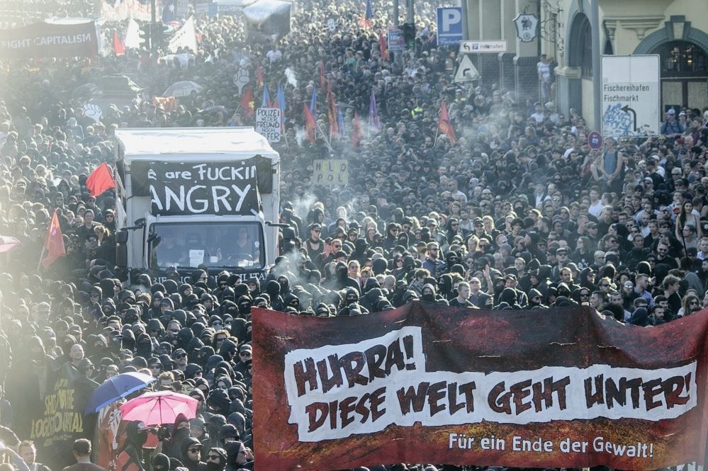 RadicalPast's tweet photo. 06.07.17, Hamburg: 12.000 kommen zur linksradikalen "Welcome to Hell" #NoG20 Demo gegen den G20-Gipfel. Als die friedliche Demo startet, eskaliert die Polizei massiv, prügelt die Demo auseinander, es gibt viele Verletzte. Video der Polizeieskalation: https://t.co/HzLzFMR1FJ https://t.co/kh1kwzrD1D