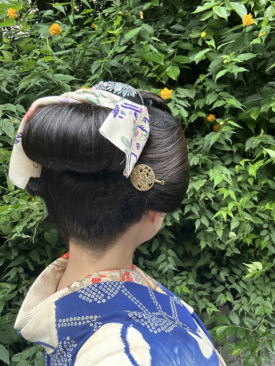 kimono_ruu's tweet photo. 七夕が近いので＠加納ショールームさま ＠tenchopupuの七夕簪⭐︎∩^ω^∩🎋 
川（水辺）の着物に船の刺繍帯で七夕の風景を👘ヽ(*＾ω＾*)ﾉ
#日本髪
#アンティーク着物
#瑠璃色着物 https://t.co/tT308gXz2Y