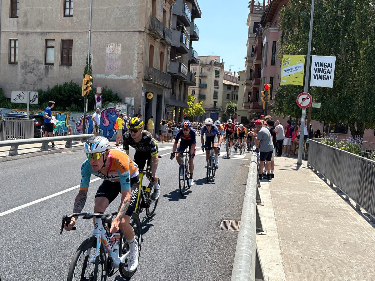 AjTorello's tweet photo. 📸 Torelló ha viscut aquest dilluns una jornada històrica amb el pas de la tercera etapa de @LeTour pels carrers del municipi. 

💛 Tot i les altes temperatures, molta gent ha sortit al carrer per gaudir amb la caravana publicitària i el pas dels ciclistes pel centre de la vila. https://t.co/2YF7eeLrrU