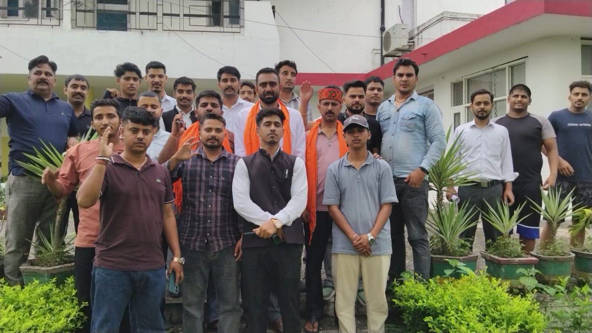 BJYMinHP's tweet photo. 📍नैनादेवी जी

प्रदेशाध्यक्ष @iSunnyShukla जी आज नैनादेवी जी विधानसभा के अप्पर मंडल में युवा मोर्चा कार्यकर्ताओं के साथ बैठक में उपस्थित रहे।

डॉ. श्यामा प्रसाद मुखर्जी जी की जयंती पर उन्हें श्रद्धासुमन अर्पित कर उनके विचारों को बूथ स्तर तक सशक्त बनाने का संकल्प लिया। https://t.co/asxxxek59x