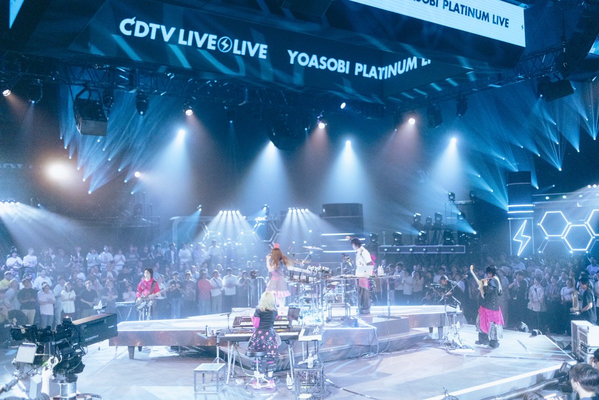 sota_dawgss's tweet photo. TBS系「CDTVライブ!ライブ!」
#YOASOBIプラチナライブ 

今週の第2夜もありがとうございました🩷🖤
めちゃくちゃ暑くライブをお届け出来ました٩(๑❛ᴗ❛๑)۶
地上波でベースソロさせてもらえるなんて思わなかった…
YOASOBIいつもありがとうございます。
ここから北米ツアー、そしてドームツアー全身全霊で駆け抜けます🏃‍♂️

📸by Kazuki Iwabuchi

#YOASOBI