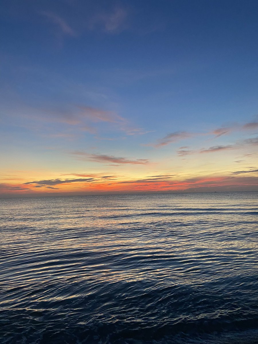 thesp_IGOT7's tweet photo. รักทะเลเวลามีเธอด้วย 🌊✨🐳 https://t.co/NW96CBrDTL