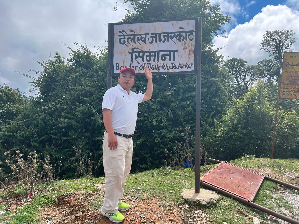 RAJUBIKRAMCHAM3's tweet photo. On the way जाजरकोट to दैलेख ! 
- मध्ये पहाडी लोक मार्ग । यात्राको ८औं दिन ।
२०८३ असार २२ https://t.co/hOls1rnrUN