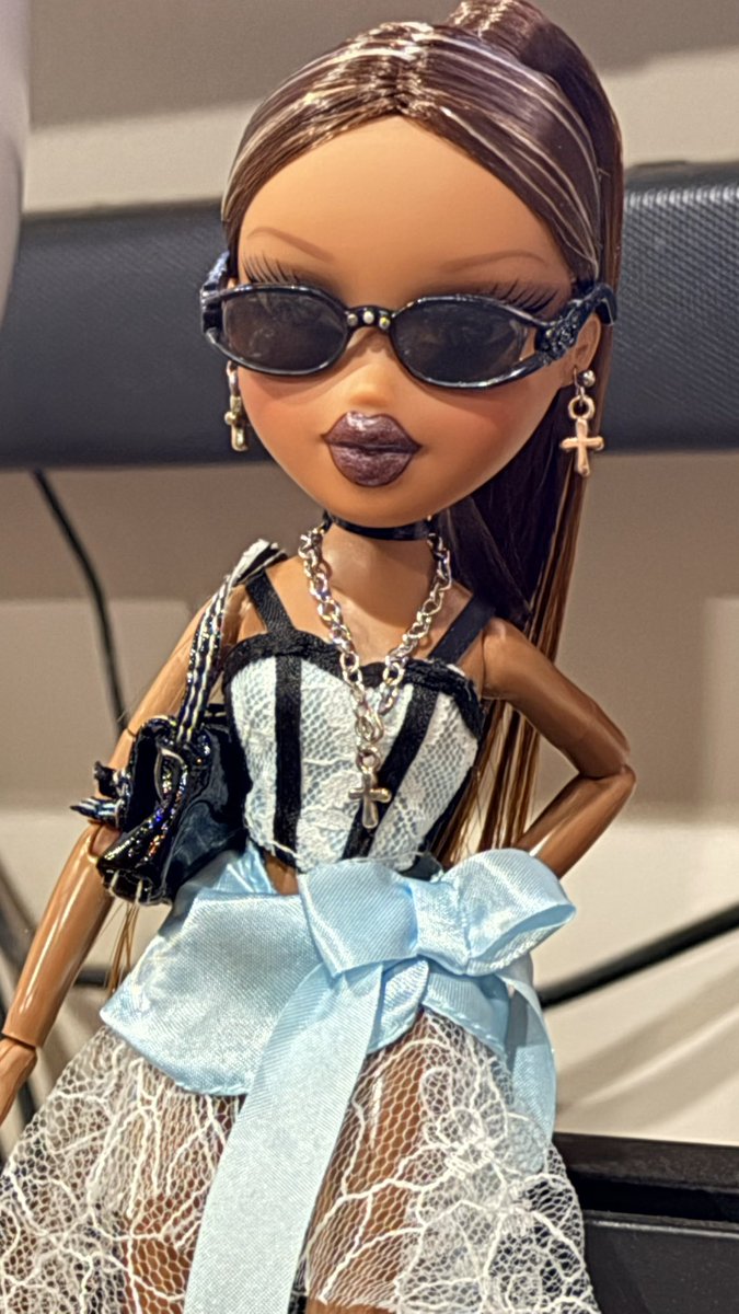 pixiepill222's tweet photo. She’s so alt princess 🖤👑 https://t.co/VCey2IpPRc