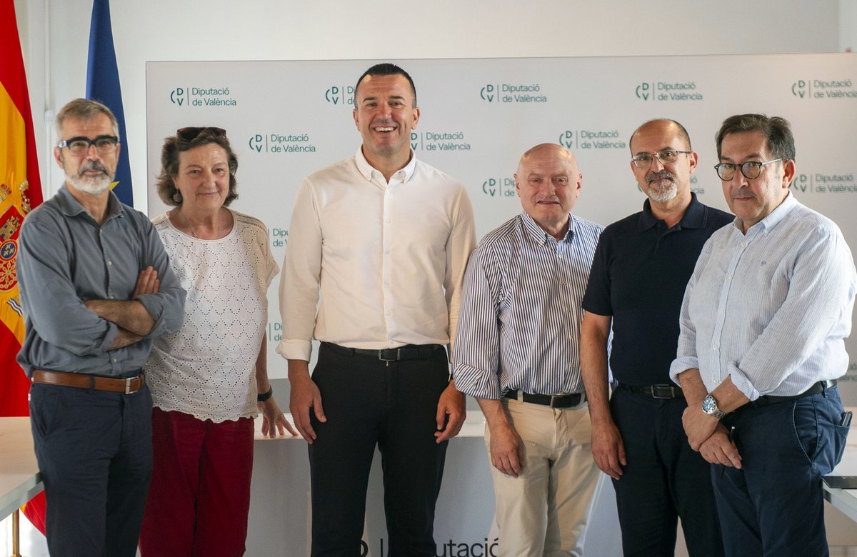 dipvalencia's tweet photo. 🏛️🗣️ La @dipvalencia reforçarà la cultura de proximitat en una aposta per la qualitat i l'equilibri territorial.

👥🤝🏼 El president @Vicente_Mompo_ s’ha reunit amb responsables dels centres culturals dependents de la corporació provincial.

➕ℹ️ https://t.co/P8OwzBZJCt https://t.co/akMWTi1J5n