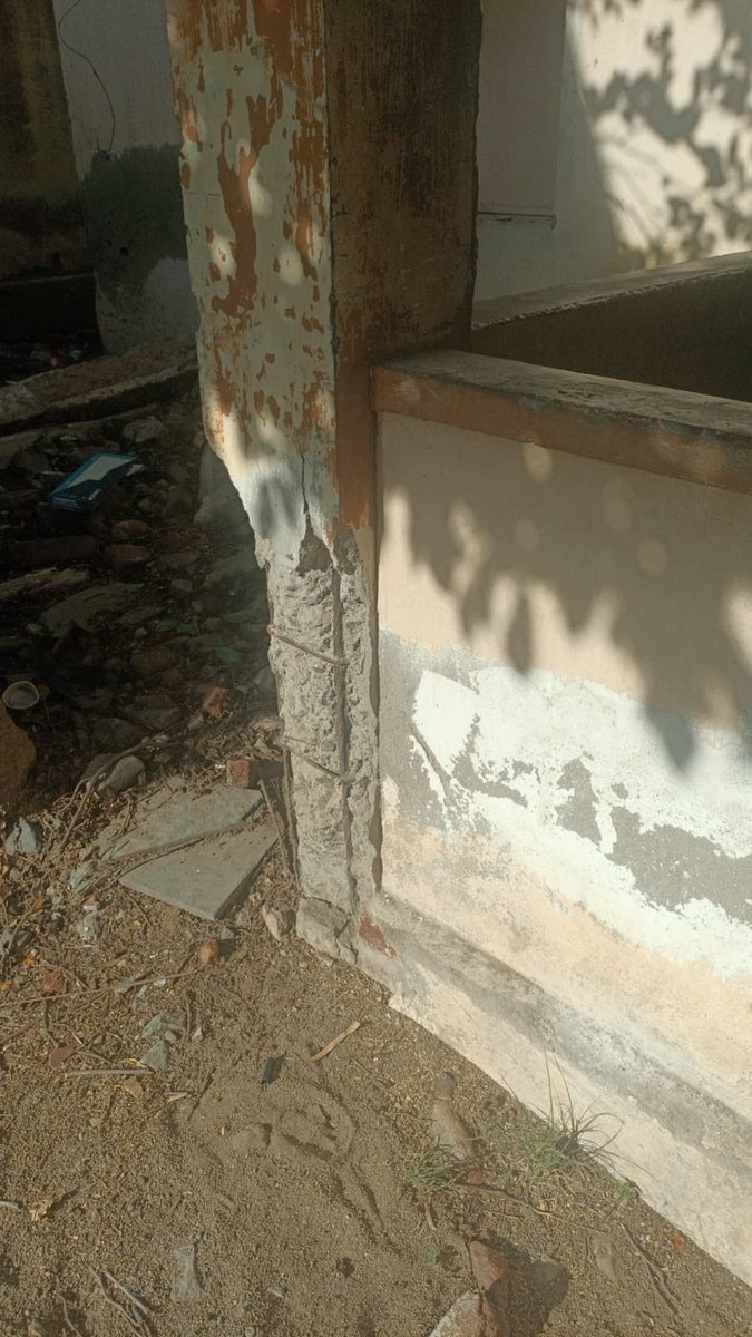 Keerthana4VNR's tweet photo. இது ஒரு பள்ளியின் அவலநிலை மட்டுமல்ல; பல ஆண்டுகளாகத் தமிழ்நாட்டின் அரசுப் பள்ளிகள் எவ்வாறு புறக்கணிக்கப்பட்டன என்பதற்கான சாட்சியம்!

முன்னாள் பள்ளிக்கல்வித் துறை அமைச்சர் அன்பில் மகேஷ் பொய்யாமொழி அவர்களிடம் ஒரு நேரடியான கேள்வி:

கழிப்பறை இல்லை, உடற்கல்வி ஆசிரியர் இல்லை, கணினி ஆசிரியர் இல்லை, பள்ளி வளாகம் முழுவதும் புதர்கள் மண்டித் கிடக்கின்றன... இப்படிப்பட்ட அடிப்படை வசதிகள்கூட இல்லாத அரசுப் பள்ளிகள் இருந்தபோது, உங்களுடைய முன்னுரிமை எங்கே இருந்தது?

இன்று இந்த நிலையை வெளிச்சத்திற்குக் கொண்டு வந்தவர்களைக் குறை கூறுவதற்குப் பதிலாக, இந்த அவலநிலை ஏன் உருவானது என்பதற்கு மக்களுக்குப் பதில் சொல்லுங்கள்.

நான் சிவகாசி அரசுப் பள்ளிக்குச் சென்றது அரசியல் செய்வதற்காக அல்ல. அது என் தொகுதி! அந்த மாணவர்களின் குரலைச் சம்பந்தப்பட்ட அமைச்சரிடம் கொண்டு சேர்ப்பது என் உரிமையும், என் கடமையுமாகும்.

நான் 1-ஆம் வகுப்பு முதல் 12-ஆம் வகுப்பு வரை தமிழ்வழிக் கல்வியில் படித்தவள். இன்று அந்தக் குழந்தைகளில் ஒருத்தியாகவே என்னைப் பார்க்கிறேன். உயர்கல்விக்கும், கார்ப்பரேட் உலகிற்கும் நான் சென்றபோது, அரசுப் பள்ளியில் படித்துவிட்டு வரும் மாணவர்கள் எதிர்கொள்ளும் சவால்களை நானே நேரடியாக அனுபவித்திருக்கிறேன். அதனால்தான், இந்த மாணவர்களின் எதிர்காலம் எனக்கு அரசியலைவிட மிக முக்கியமானது!

தமிழ்நாட்டின் எதிர்காலம் இந்த மாணவர்களின் கைகளில்தான் இருக்கிறது. அவர்களுக்கு அடிப்படை வசதிகள்கூட இல்லாமல் விட்டுவிட்டு, உண்மையைச் சொல்பவர்களைக் குறை கூறுவது தீர்வாகாது.

மேலும் ஒரு விஷயம்...
இணையத்தில் வைரலாகும் அந்த வீடியோவை எடுத்தது எங்கள் குழு அல்ல; என்னுடன் வந்திருந்த ஊடகங்கள்தான் அந்தக் காட்சிகளைப் பதிவு செய்தன. ஆகவே, வீடியோவை யார் எடுத்தார்கள் என்பதல்ல இங்கே கேள்வி; அந்த வீடியோவில் ஏன் அப்படிப்பட்ட அவலநிலை இருந்தது என்பதுதான் உண்மையான கேள்வி!

என் மீது பொய்யான கதைகளைக் கட்டி, மக்களின் கவனத்தைத் திசைதிருப்ப முயற்சிப்பதை விடுத்து, பள்ளிகளின் தரத்தை உயர்த்துவதில் கவனம் செலுத்துவதே இப்போதைய தேவை.

மாண்புமிகு முதலமைச்சர் அவர்களின் வழிகாட்டுதலிலும், மாண்புமிகு தற்போதைய பள்ளிக்கல்வித் துறை அமைச்சர் திரு.ராஜ்மோகன் அவர்களுடனும் இணைந்து, இந்த நிலையை மாற்றுவதற்காகவே நாங்கள் தொடர்ந்து செயல்படுவோம்.

அரசியல் என்பது உண்மையை மூடிமறைப்பது அல்ல; நம் குழந்தைகளின் எதிர்காலத்தைப் பாதுகாப்பதுதான்!