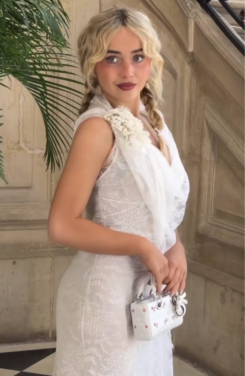 saularjona8's tweet photo. The dress, the hair... ❤️❤️ https://t.co/UTCx0eOERF
