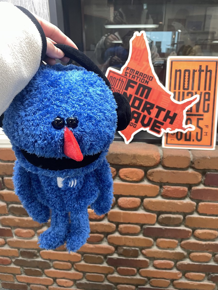 oyasumi__michan's tweet photo. 「明日もロックに、おだいじに」1周年でした

リスナーさんの相談に乗っているわけでも
ためになることを話しているわけでもないけど
毎週月曜、この番組があなたの生活を
ほんのちょっとわくわくするものに
させているのなら、とっても嬉しいな

これからもよろしくね

#ガラスちゃんおだいじに https://t.co/WA2ZReDIQy