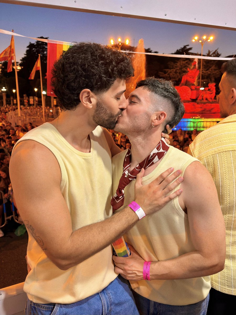 alejandrovigara's tweet photo. 🏳️‍🌈🏳️‍⚧️ Este Orgullo no ha habido fuente de Madrid sin beso 👨🏽‍❤️‍💋‍👨🏻⛲️ ¡Gracias a @Alsa_autobuses y su #OrgulloDeLlevarte por regalarnos nuestra 1ª vez viviendo la manifestación del Orgullo LGTBIQ+ desde una carroza! 🥰🚎 https://t.co/OUpIrKv2kH