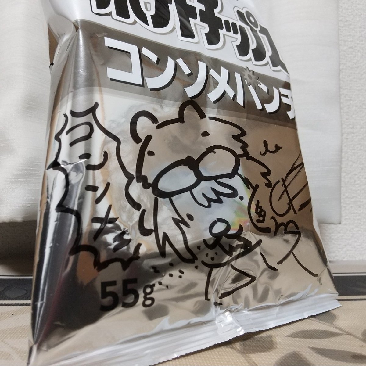 yasakaro's tweet photo. 流行ってるみたいなのでポテチに試しらくがき（
白黒パッケージになったかららくがきして楽しむ、という発想すごいですよね…
ただめちゃフカフカしてるから描きづらいです（
ポテチ好きな方はぜひ('ω') https://t.co/XV0xyjyDKM