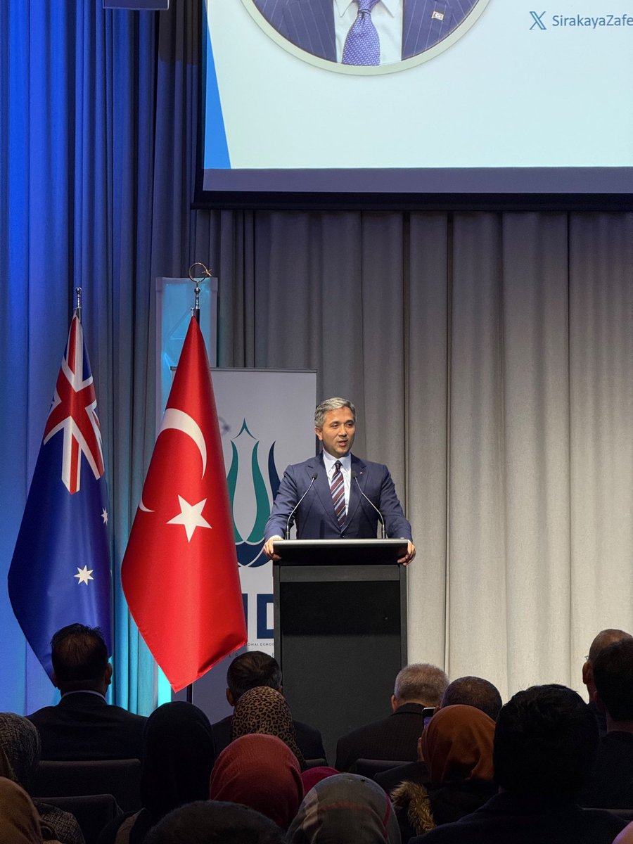 SirakayaZafer's tweet photo. 📍Avustralya 

Avustralya temaslarımız kapsamında, Uluslararası Demokratlar Birliği (@U_I_D) Melbourne Genel Kurulu’na katılarak;

Yurt dışındaki vatandaşlarımızla kurduğumuz güçlü gönül bağını, birlik ve beraberlik ruhuyla daha da pekiştirecek çalışmaları istişare ettik. https://t.co/zwBONrkwFB