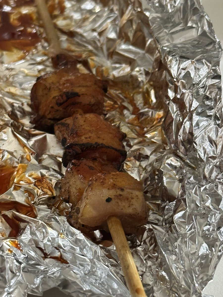 ananbibid's tweet photo. 아빠가 무슨 원자폭탄맛 닭꼬치 먹으라고 줌 씁하 근데 와 진짜 원래 매운거 진짜 잘 먹는데 씁하 아니 씁하 땀이 너무 나는데 씁하 https://t.co/aO1Rpxzu5z