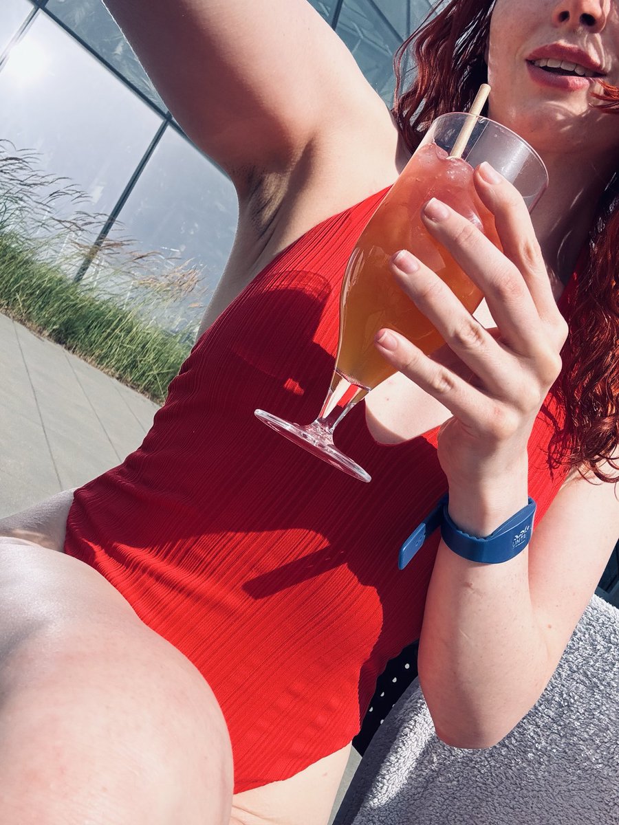 tempting_foxy's tweet photo. 🦊 Zawsze gdy czytam na głos dedykacje robi mi się gorąco https://t.co/SJYT9zVaF8