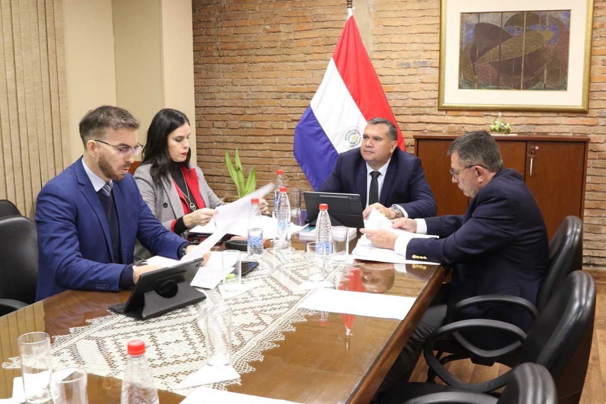 SenadoresPy's tweet photo. Presidida por el senador @DerlisMaidanaPy, se reúne de manera presencial y virtual la Comisión de Legislación, Codificación, Justicia y Trabajo @Legisla_senado, participan los senadores miembros Luis Pettengill, @edu_nakayama, @senadorcarlosnu e Ignacio Iramain

#SenadoPy https://t.co/SbfNB76FuH