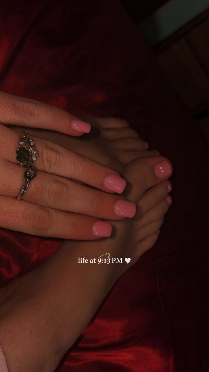 Stephh0329's tweet photo. We love when our nails match our toes, now for them to be sucked on 😭😩 

#feetfetısh #FeetPictures #chubby #contentsales https://t.co/5D53HkKE1W