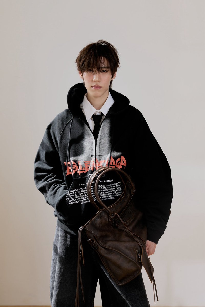 rizzmagazine_th's tweet photo. พร้อมบิน! " ​พีพี กฤษฏ์ " แบรนด์แอมบาสเดอร์คนสำคัญของ Balenciaga ในลุคจาก Balenciaga คอลเล็กชั่น Fall 2026 เตรียมบินลัดฟ้าสู่กรุงปารีสเพื่อเข้าร่วมแฟชั่นโชว์คอลเล็กชั่นกูตูร์ครั้งที่ 55 ของ Balenciaga  

PP KRIT BALENCIAGA GBA 
#PPKRITEnRouteParis
#Balenciaga #PFW
#PPKritt https://t.co/DpDYcVaWpi