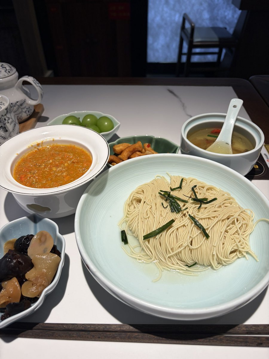 tfj1204's tweet photo. トランジット上海9時間で3食。
2週間飯いらない。 https://t.co/qEXxUAhfe9