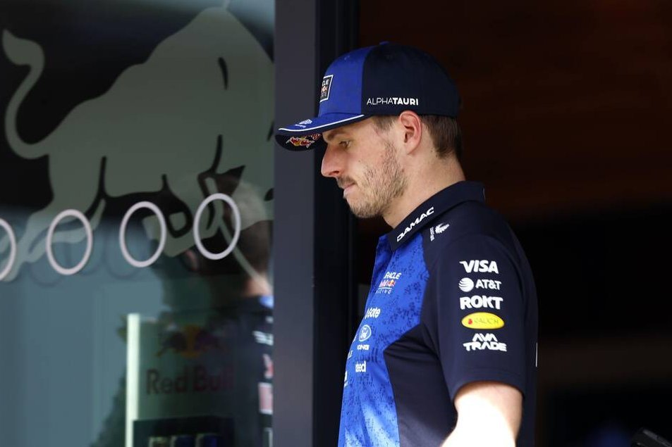 F1Krampon's tweet photo. 🤔 ​Eğer beklenen açıklama Max Verstappen hakkındaysa sizce hangisi gerçekleşecek?

▫️ ​McLaren'a transferi
▫️ ​Mercedes'e transferi
▫️ ​Emeklilik kararı https://t.co/MoYHpr1oDU