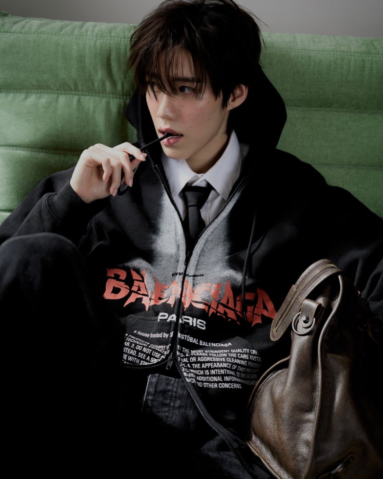 LOfficielThai's tweet photo. #TravelInStyle พีพี-กฤษฏ์ (@ppkritt) แบรนด์แอมบาสเดอร์คนสำคัญของ #Balenciaga ในลุคจากคอลเล็กชั่น Fall 2026 เตรียมบินลัดฟ้าสู่กรุงปารีสเพื่อเข้าร่วมแฟชั่นโชว์กูตูร์ครั้งที่ 55 ซึ่งจะจัดขึ้นในวันที่ 8 กรกฎาคม เวลา 16.30 น. ตามเวลาประเทศไทย

#LOfficielThailand
#PFW
#PPKritt https://t.co/nZmH5VAMza