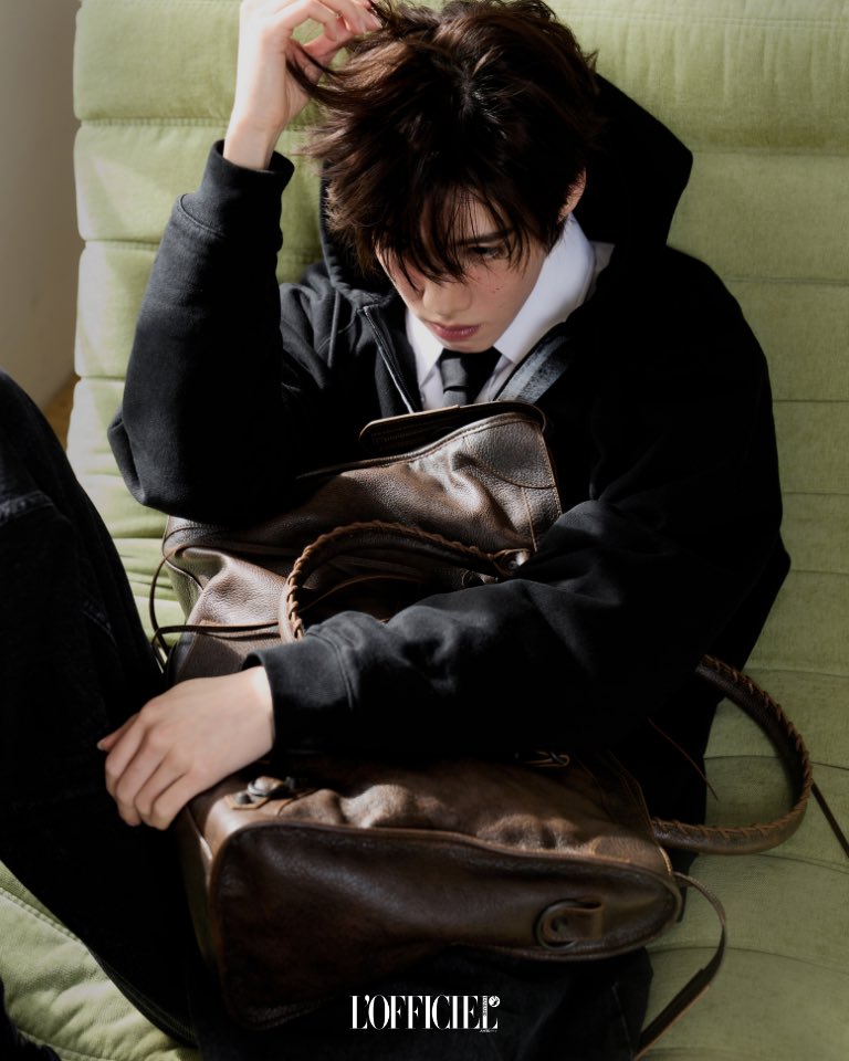 LOfficielThai's tweet photo. #TravelInStyle พีพี-กฤษฏ์ (@ppkritt) แบรนด์แอมบาสเดอร์คนสำคัญของ #Balenciaga ในลุคจากคอลเล็กชั่น Fall 2026 เตรียมบินลัดฟ้าสู่กรุงปารีสเพื่อเข้าร่วมแฟชั่นโชว์กูตูร์ครั้งที่ 55 ซึ่งจะจัดขึ้นในวันที่ 8 กรกฎาคม เวลา 16.30 น. ตามเวลาประเทศไทย

#LOfficielThailand
#PFW
#PPKritt https://t.co/nZmH5VAMza