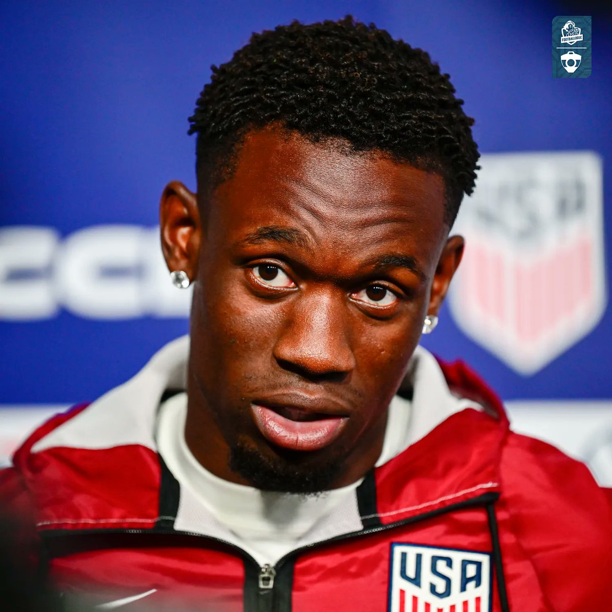 Footballogue's tweet photo. Le créateur de contenus Wiloo, qui est franco-américain, parle de 𝗖𝗢𝗥𝗥𝗨𝗣𝗧𝗜𝗢𝗡 concernant l'affaire Folarin Balogun. 😡 🇺🇸

"J'ai 𝗛𝗢𝗡𝗧𝗘 de la suspension levée de Folarin Balogun. 

𝗖'𝗘𝗦𝗧 𝗗𝗘 𝗟𝗔 𝗖𝗢𝗥𝗥𝗨𝗣𝗧𝗜𝗢𝗡. 

Je suis américain, et je suis même pas content qu'il joue le match. 

Même sportivement, je trouve que ce n'est pas bon pour nous. Balogun est extraordinaire, c'est un de nos meilleurs joueurs. 𝗠𝗮𝗶𝘀 𝗷𝗲 𝗽𝗲𝗻𝘀𝗲 𝗾𝘂𝗲 𝗰̧𝗮 𝘃𝗮 𝗱𝗼𝗻𝗻𝗲𝗿 '𝗱𝘂 𝗴𝗿𝗮𝗶𝗻 𝗮̀ 𝗺𝗼𝘂𝗱𝗿𝗲' 𝗮𝘂𝘅 𝗯𝗲𝗹𝗴𝗲𝘀.

C'est bon pour eux, pour leur donner du 'feu dans les tripes'. 

Pour moi, on aurait pu battre les belges sans. 𝗢𝗻 𝗮 𝘂𝗻𝗲 𝗺𝗲𝗶𝗹𝗹𝗲𝘂𝗿𝗲 𝗲́𝗾𝘂𝗶𝗽𝗲 𝗳𝗼𝗻𝗱𝗮𝗺𝗲𝗻𝘁𝗮𝗹𝗲𝗺𝗲𝗻𝘁."
